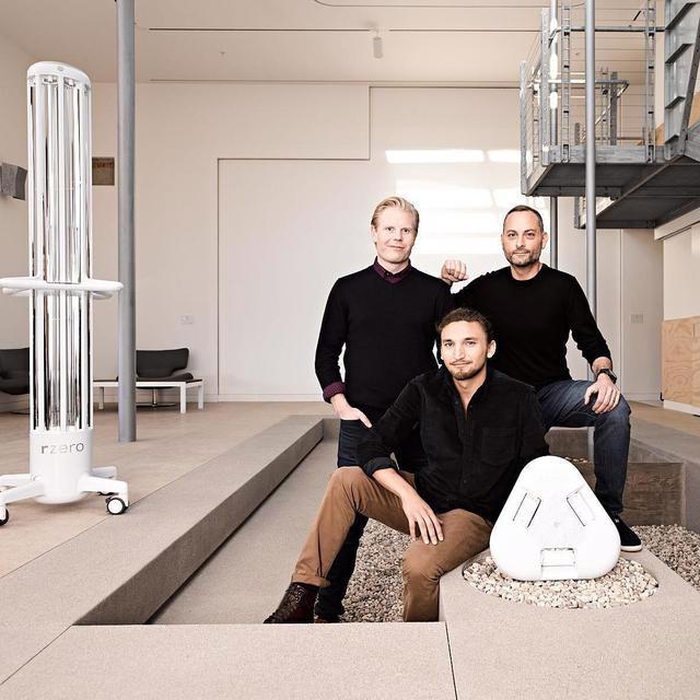 Ba nhà sáng lập R-Zero (Grant Morgan, Ben Boyer, Eli Harris) và thiết bị khử trùng bằng tia UV của họ