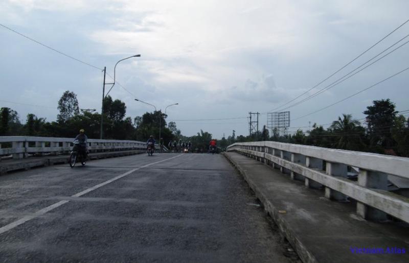 Cầu Bình Hòa nằm trên Quốc lộ 91 thuộc địa phận tỉnh An Giang được xây dựng từ năm 1970, nay đã xuống cấp.