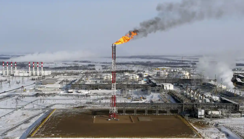 Một mỏ dầu ở Nga. Anh đã tăng cường nhập khẩu dầu tinh luyện từ Saudi Arabia, Kuwait, Hà Lan và Bỉ kể từ khi chiến tranh Nga-Ukraibe nổ ra - Ảnh: Reuters