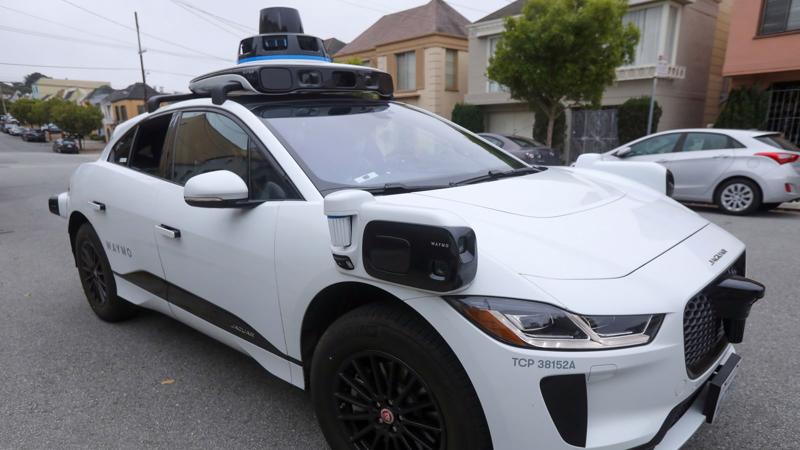 Công nghệ tự lái đang được thử nghiệm trên toàn thế giới, chẳng hạn như xe tự hành Waymo của Google đang thí điểm trên nhiều đường phố tại Mỹ