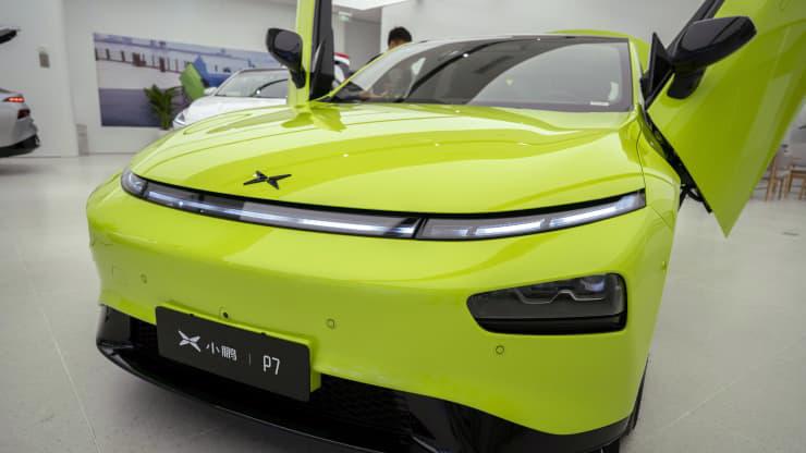 Một chiếc xe Xpeng P7 mới được trưng bày tại cửa hàng Xpeng Motors. Xpeng P7 là một trong hai mẫu xe phổ biến nhất của hãng này. Ảnh: Getty
