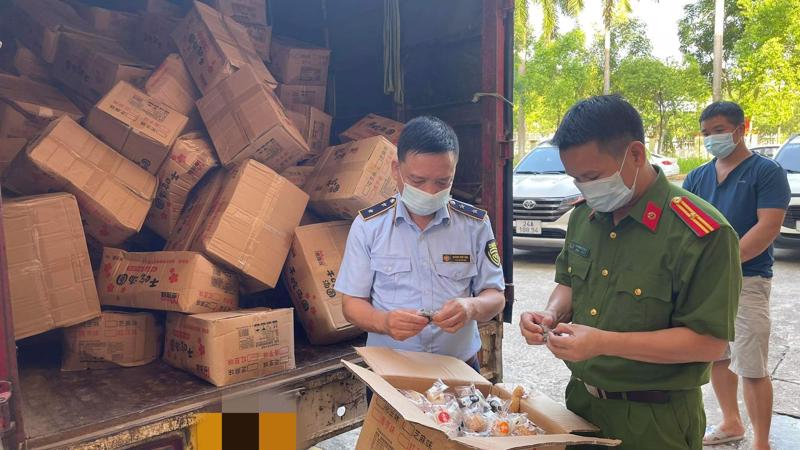 Cơ quan chức năng tỉnh Lào Cai phát hiện hàng vạn chiếc bánh dẻo không rõ nguồn gốc 