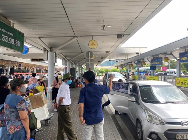 Tình trạng lộn xộn, chèo kéo khách ở khu vực sân bay Tân Sơn Nhất diễn ra trong suốt thời gian dài...
