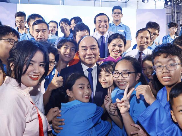 Chủ tịch nước Nguyễn Xuân Phúc với các em học sinh của Trường Tiểu học, THCS, THPT Hy Vọng