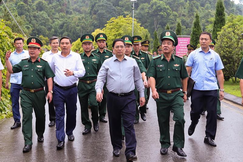 Thủ tướng Phạm Minh Chính và đoàn công tác tới thăm, động viên cán bộ, chiến sĩ Bộ đội Biên phòng tỉnh Lào Cai - Ảnh: VGP