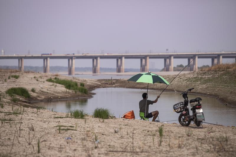Mực nước sông Dương Tử xuống thấp ở đoạn đi qua Vũ Hán, hôm 25/8 - Ảnh: Bloomberg.