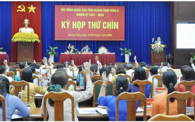 Các địa biểu HĐND tỉnh biểu quyết tại kỳ họp thứ 9, HĐND tỉnh Quảng Nam khóa X, nhiệm kỳ 2021-2026.