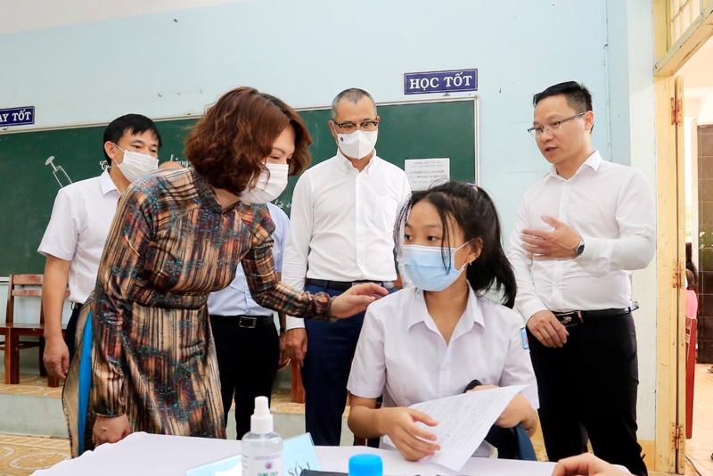 Thứ trưởng Bộ Y tế Nguyễn Thị Liên Hương động viên các em học sinh tại buổi tiêm chủng. Ảnh - Bộ Y tế. 