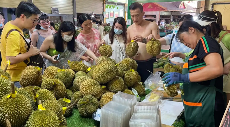 Chợ đầu mối hoa quả tại Tây Song Bản Nạp thuộc tỉnh Vân Nam (Trung Quốc) - Ảnh: Nikkei Asia