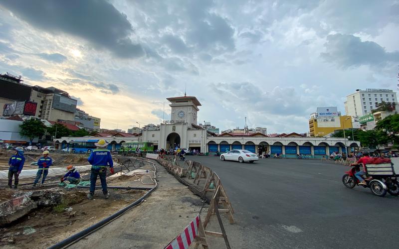 Rào chắn cuối cùng của dự án metro số 1 trước chợ Bến Thành đã được tháo dỡ...