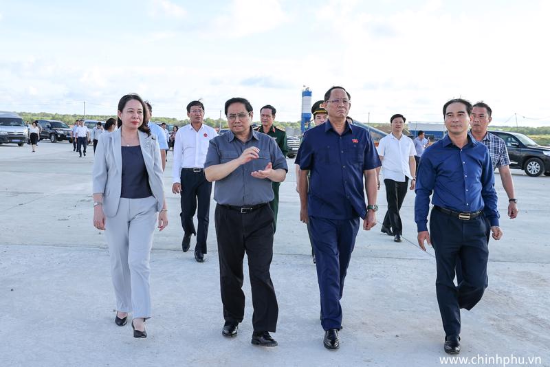 Thủ tướng Phạm Minh Chính kiểm tra và đoàn kiểm tra tới dự án xây dựng Cảng hàng không Phan Thiết chiều 30/8- Ảnh: VGP