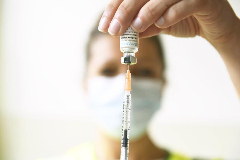 Nhân viên y tế chuẩn bị liều vaccine bệnh đậu mùa khỉ . Ảnh: AP