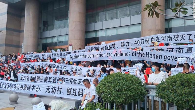 Nhóm người đòi tiền trước cửa chi nhánh của PBOC tại thành phố Trịnh Châu, tỉnh Hà Nam hồi tháng 7 - Ảnh: AFP