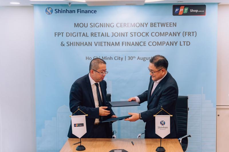 Đại diện lãnh đạo hai đơn vị, Ông Oh Tae Joon, Tổng Giám đốc Shinhan Finance và ông Nguyễn Việt Anh, Phó Tổng Giám đốc FPT Retail ký kết bản thỏa thuận hợp tác. Ảnh: TL.