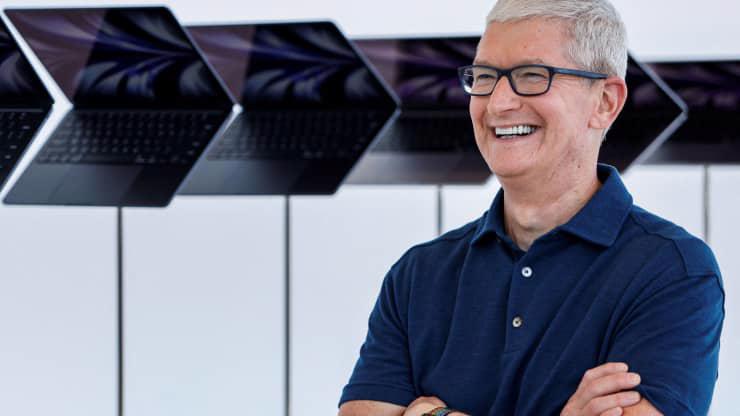 Giám đốc điều hành Apple Tim Cook tạo dáng trước dàn MacBook Airs trong Hội nghị các nhà phát triển toàn cầu hàng năm của Apple tại San Jose, California. Ảnh: Peter Dasilva