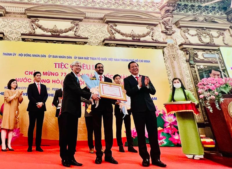 Mr. Ramachandran A.S., Vietnam Citi Country Officer, receives the Certificate of Merit.