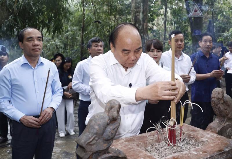 Chủ tịch nước Nguyễn Xuân Phúc dâng hương tại Khu di tích Quốc gia đặc biệt Tân Trào. Ảnh: TTXVN