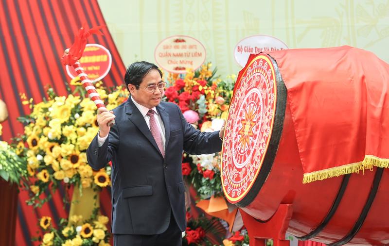 Thủ tướng Chính phủ Phạm Minh Chính dự lễ và đánh trống khai giảng năm học mới tại Trường Tiểu học Đoàn Thị Điểm, quận Nam Từ Liêm, Hà Nội.