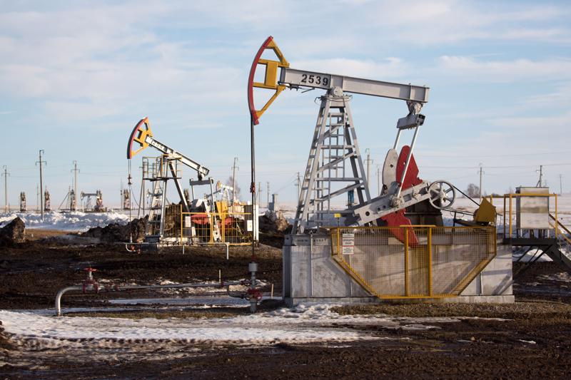 Hệ thống bơm dầu hoạt động tại một mỏ dầu gần Almetyevsk, Tatarstan, Nga ngày 11/3/2020 - Ảnh: Getty Images