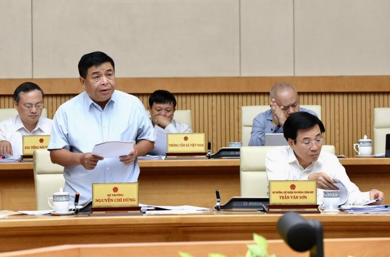 Bộ trưởng Bộ Kế hoạch và Đầu tư Nguyễn Chí Dũng báo cáo tại phiên họp - Ảnh: VGP