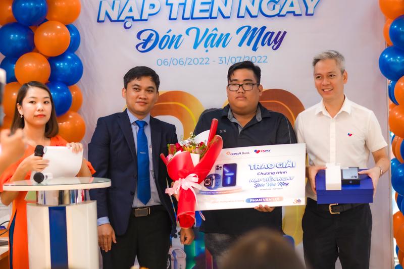 Đại diện DongA Bank và đại diện VNPAY trao giải thưởng Sinh Nhật cho khách hàng Phan Văn Lợi (ở giữa).