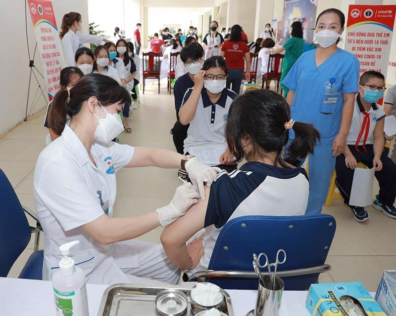 Học sinh tỉnh Vĩnh Phúc được tiêm vaccine Covid-19. Ảnh - Hằng Phạm. 