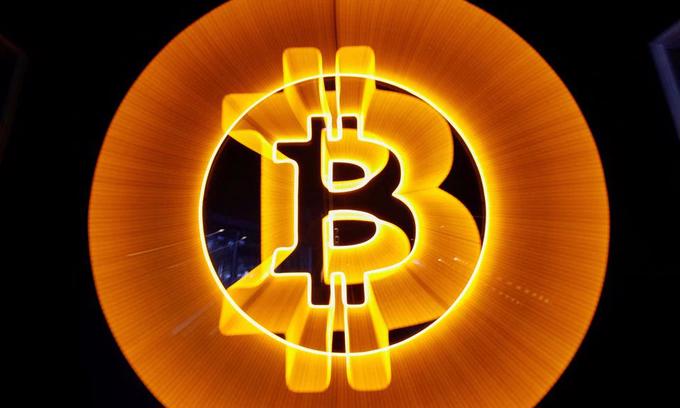 Đèn hiệu hình logo đồng Bitcoin tại quán cà phê Crypstation, ở trung tâm thành phố Buenos Aires, Argentina ngày 5/5/2022 - Ảnh: Reuters
