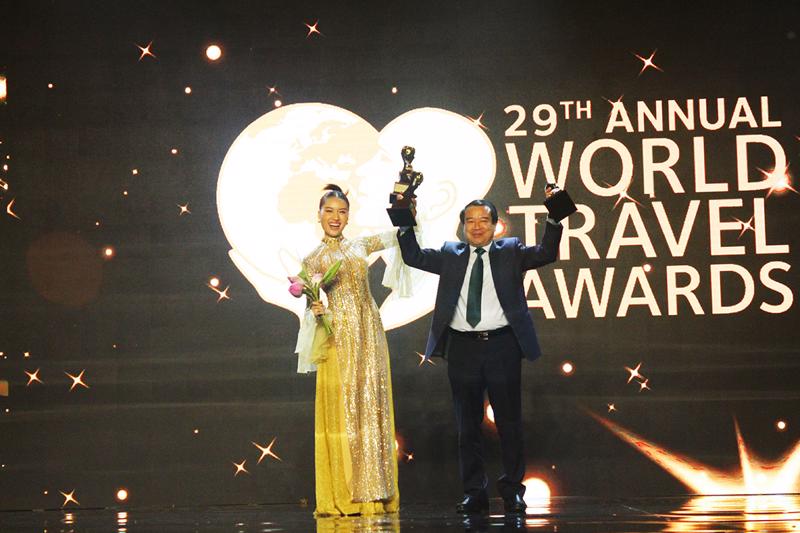Phó Tổng cục trưởng Tổng cục Du lịch Hà Văn Siêu đón nhận giải thưởng World Travel Awards dành cho Việt Nam. Ảnh: TITC