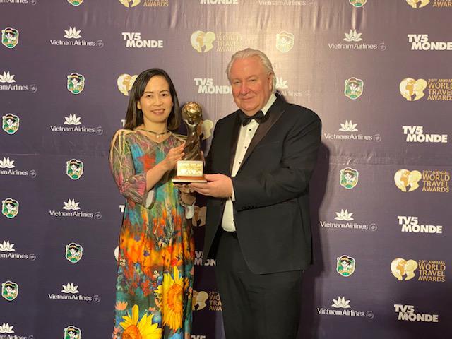 Bà Trương Thị Hồng Hạnh, Giám đốc Sở Du lịch Đà Nẵng nhận giải tại lễ vinh danh “Điểm đến sự kiện và lễ hội hàng đầu châu Á 2022” 
