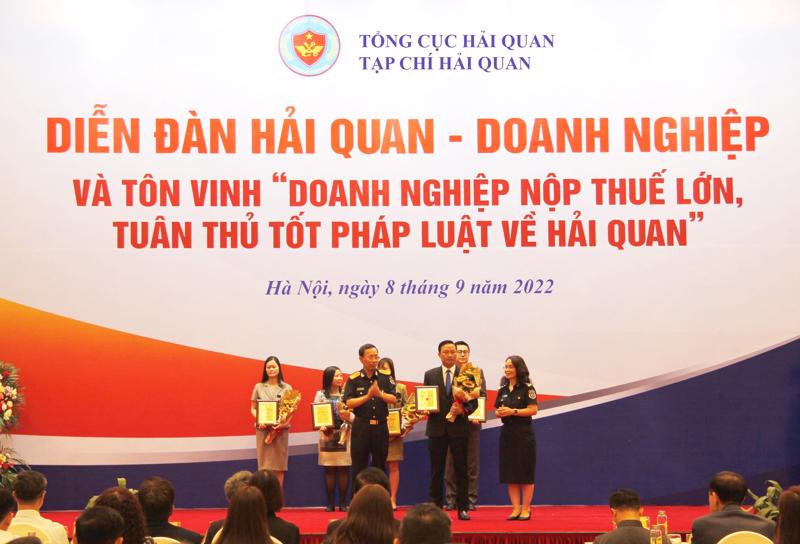 Tổng cục trưởng Tổng cục Hải quan Nguyễn Văn Cẩn trao Kỷ niệm chương cho Ông Nguyễn Tấn Hòa - Phó Tổng Giám đốc Tập đoàn Hoa Sen.