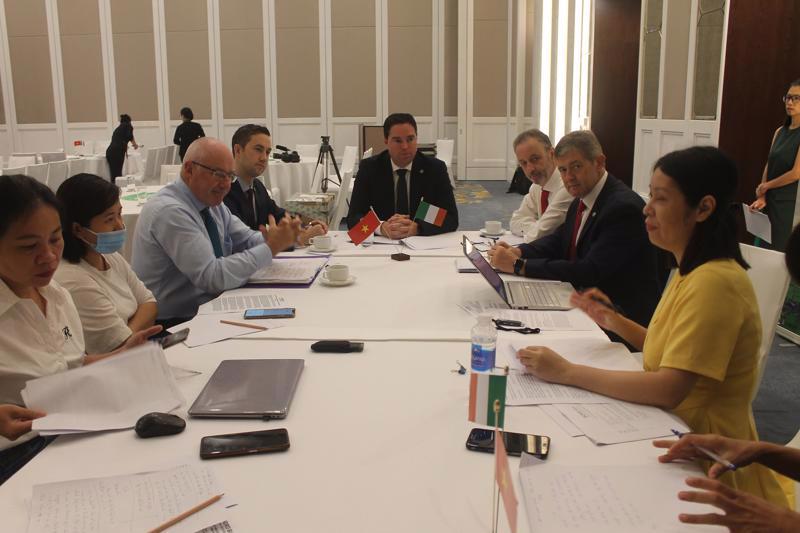 The Irish delegation meets local media. Photo: VnEconomy