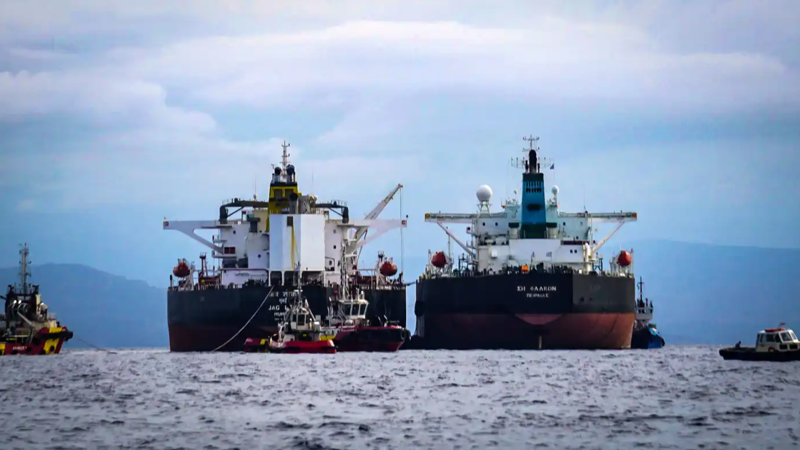 Hai tàu chở dầu ở Vịnh Laconia ngoài khơi Hy Lạp vào ngày 24 tháng 8 - Ảnh: Nikkei Asia