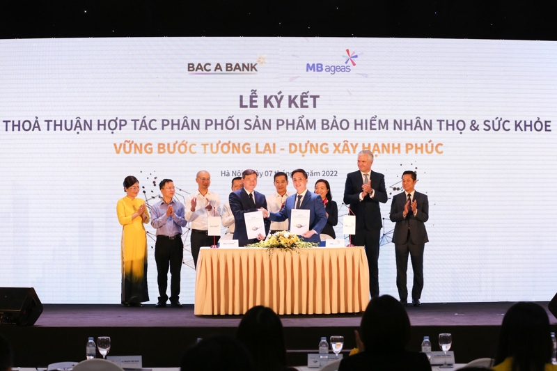 Đại diện BAC A BANK và MB Ageas Life ký kết Thỏa thuận hợp tác.