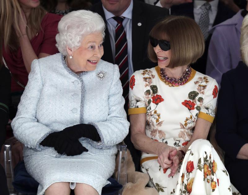 Nữ hoàng Elizabeth II và bà Anna Wintour tại London Fashion Week 2018. Ảnh: AP