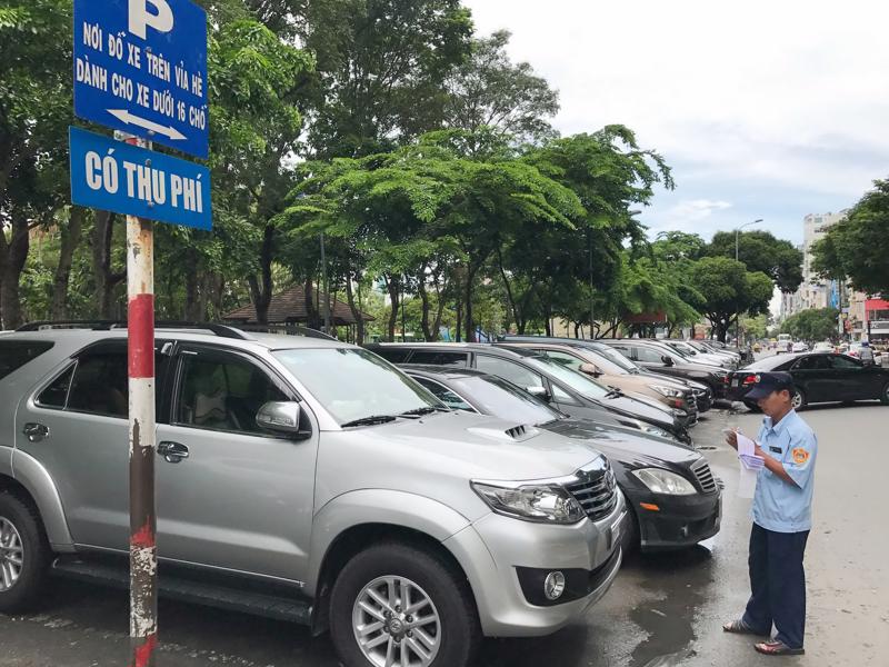 Khu vực đỗ xe có thu phí trên tuyến đường Lê Lai dọc công viên 23 tháng 9, quận 1, TP.HCM.