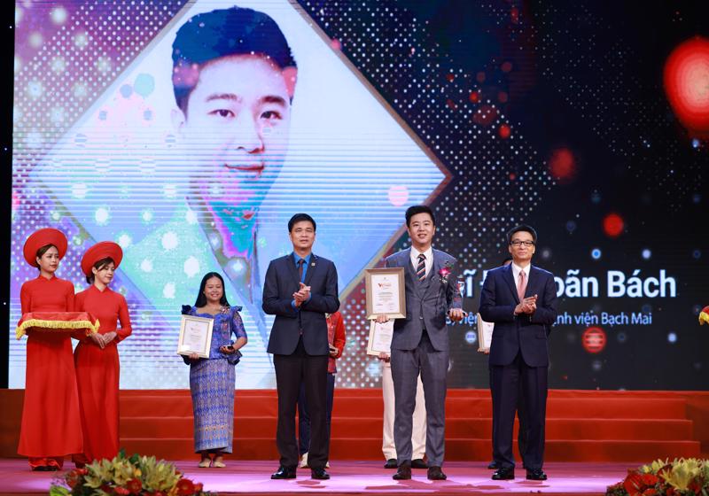 Phó Thủ tướng Chính phủ Vũ Đức Đam (ngoài cùng bên phải) trao biểu trưng Vinh quang Việt Nam cho các cá nhân tiêu biểu.