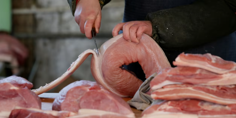 Một quầy thịt lợn tại một khu chợ ở Bắc Kinh - Ảnh: Reuters