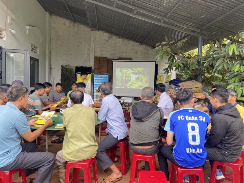 Nông dân tại Buôn Kdor - EaTar tham gia hội thảo chia sẻ kỹ thuật canh tác và bón phân hiệu quả trên cây sầu riêng.