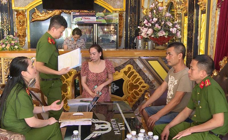 Đoàn công tác kiểm tra, xử lý vi phạm tại một cơ sở kinh doanh karaoke trên địa bàn phường Quảng Thắng, TP Thanh Hoá.