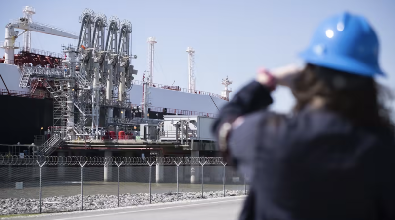 Một tàu LNG đang chờ xếp hàng tại một cảng ở Louisiana - Ảnh: Bloomberg/FT.