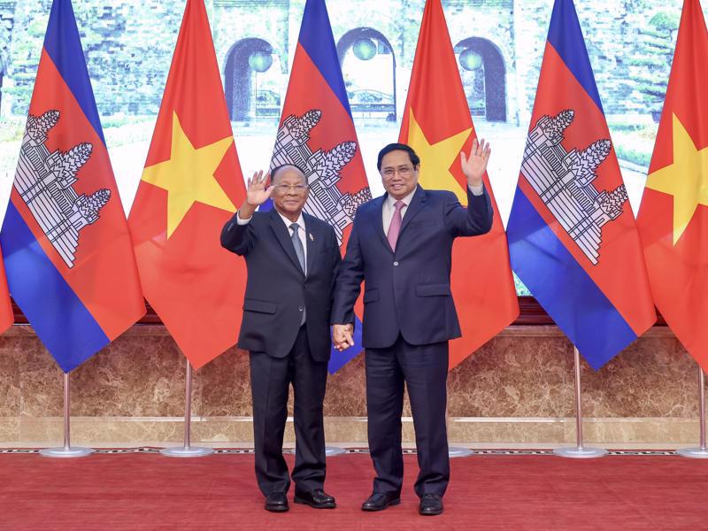 Prime Minister Pham Minh Chinh (right) and President of the National Assembly of Cambodia Samdech Heng Samrin (Photo: VGP)