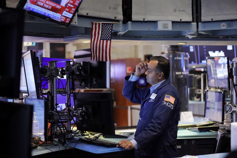 Một nhà giao dịch cổ phiếu trên sàn NYSE ở New York, Mỹ hôm 13/9 - Ảnh: Reuters.