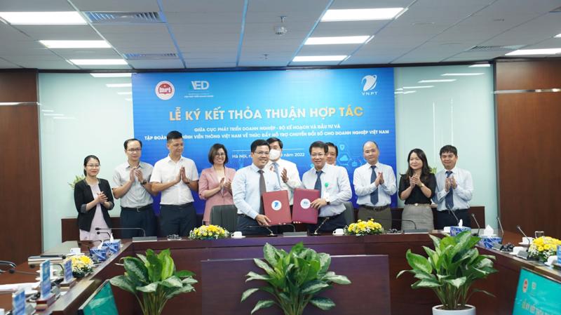 Ông Lê Mạnh Hùng - Cục trưởng cục phát triển doanh nghiệp (bên trái) và Ông Nguyễn Trường Giang - Tổng giám đốc VNPT VinaPhone (bên phải) tại lễ ký kết.