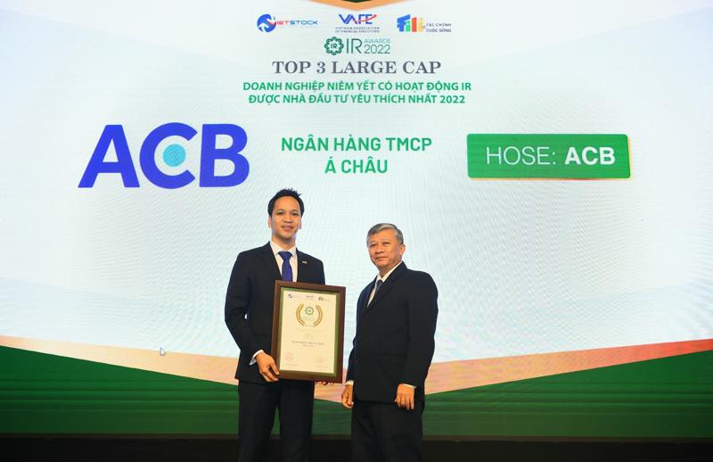 Đại diện ACB nhận giải“Doanh nghiệp niêm yết có hoạt động quan hệ nhà đầu tư (IR) tốt nhất năm 2022”.