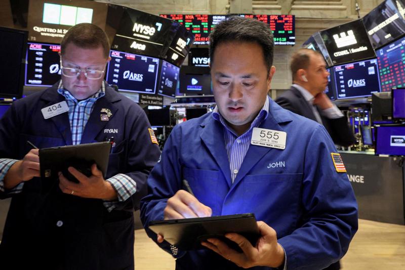 Hai nhà giao dịch trên sàn NYSE ở New York, Mỹ - Ảnh: Reuters.