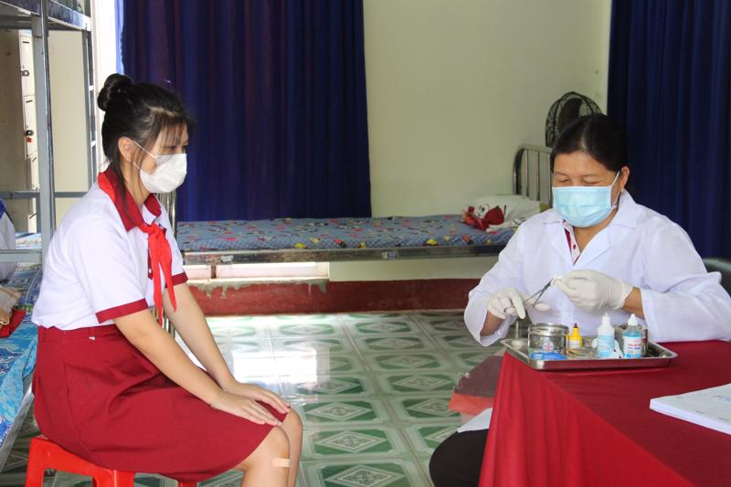 Học sinh, sinh viên được hưởng thụ nhiều quyền lợi từ chính sách bảo hiểm y tế. Ảnh - BHXH Đắk Lắk. 