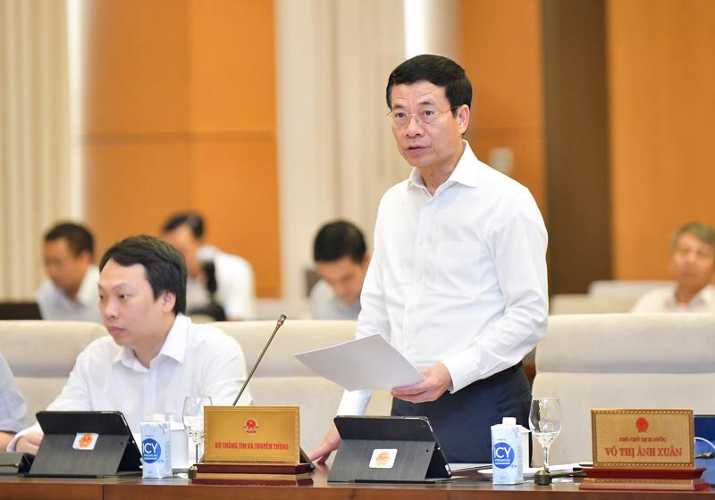 Bộ trưởng Nguyễn Mạnh Hùng trình bày Tờ trình về dự án Luật Giao dịch điện tử (sửa đổi).