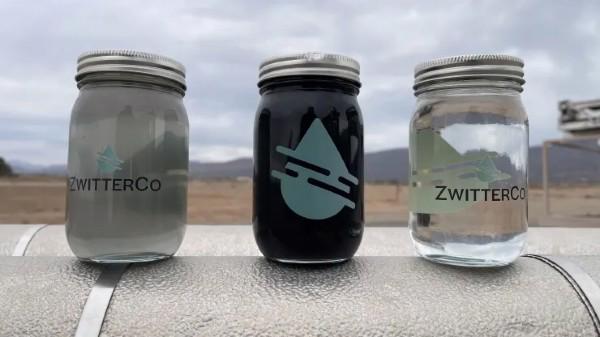 Nước trong bình bên trái là nước thải trước khi được đưa qua màng lọc của ZwitterCo. Bình bên phải là nước đã được làm sạch và sẵn sàng tái sử dụng. Bình ở giữa là cô đặc của chất thải đã được kéo ra khỏi nước và có thể được sử dụng để bán như một sản phẩm khác.