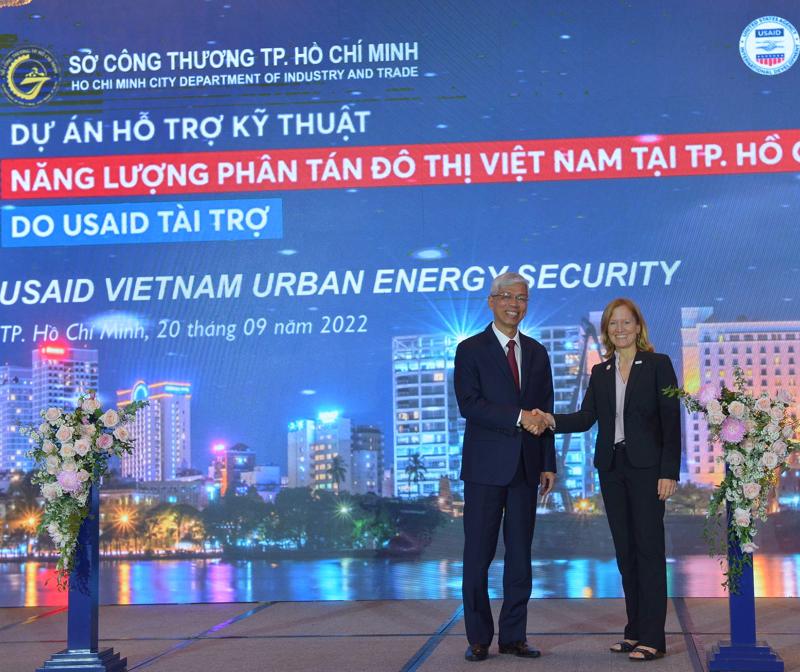 Phó chủ tịch UBND TP.HCM Võ Văn Hoan và Giám đốc Quốc gia USAID Việt Nam Aler Grubbs bày tỏ vui mừng hợp tác.