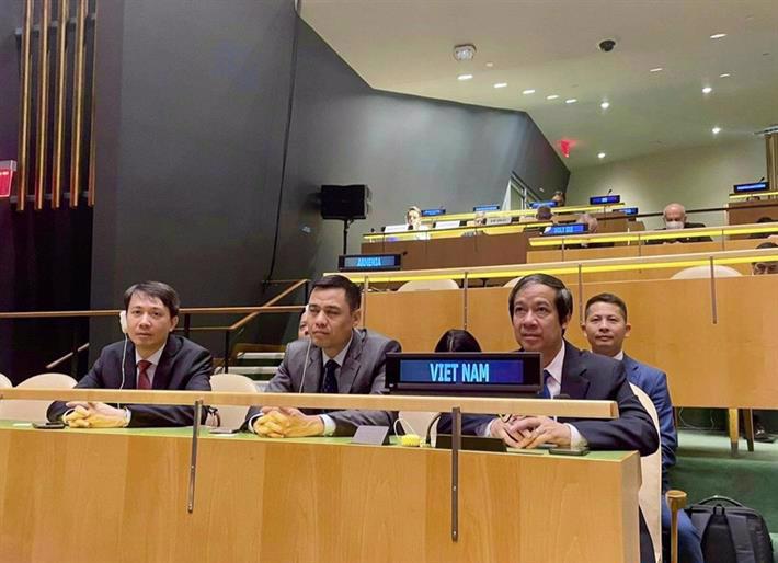 Minister of Education and Training Nguyen Kim Son (right) and the Vietnamese delegation at the summit.